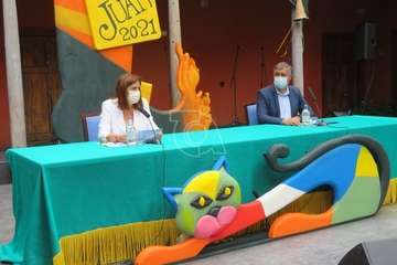 La alcaldesa Carmen Hernández y el concejal Servando Hernández durante la presentación del programa festivo/TA.